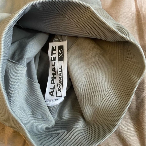 Utility Grey Alphalete Amplify Leggings - Picture 4 of 8